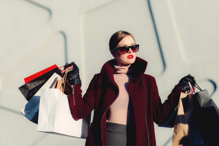 Moderiktigt klädd kvinna med shoppingkassar
