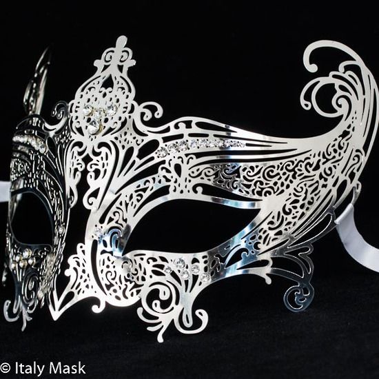 Elegant maskeradmask i laserskuren silvermetall med strassdetaljer.