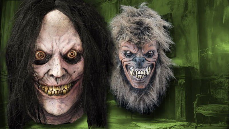 Två skräckinjagande maskeradmasker mot en grön bakgrund.